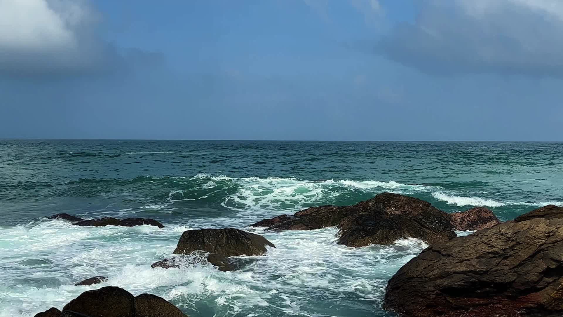 海浪礁石沙滩视频的预览图
