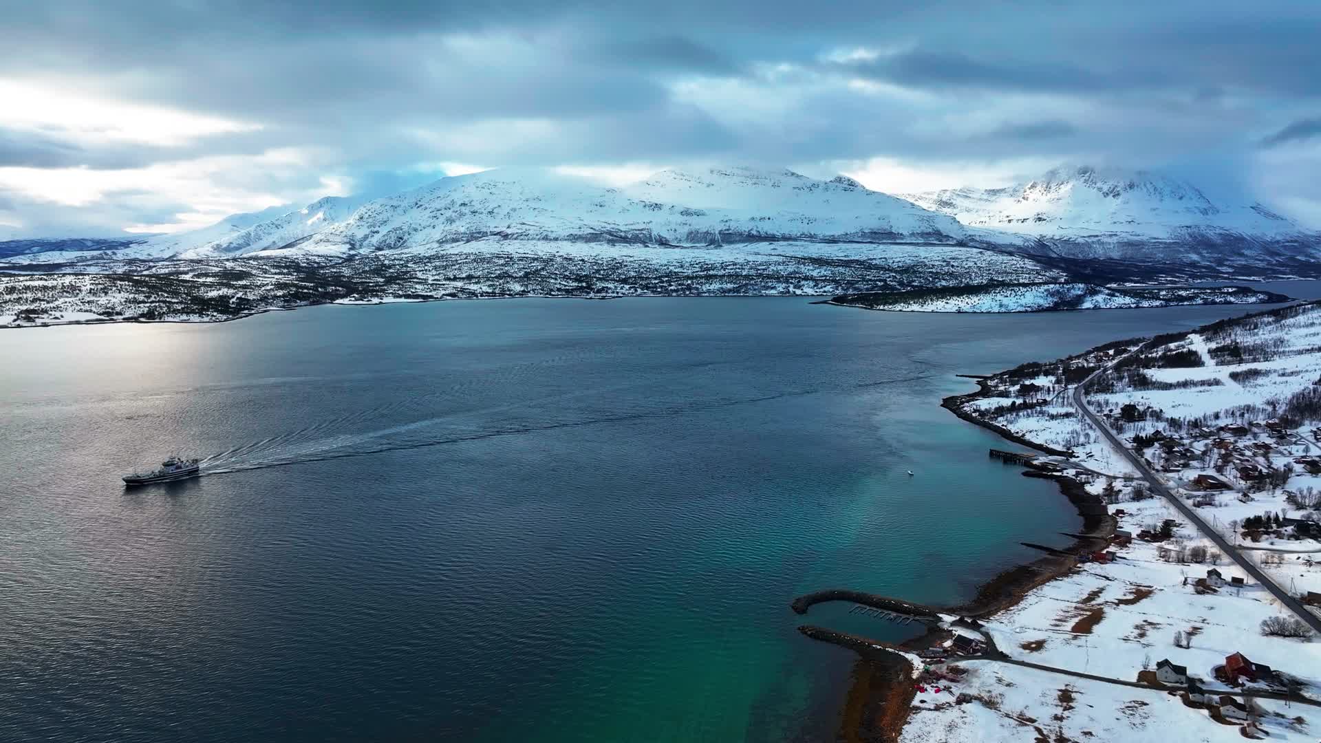 4K航拍挪威最美的冰河风光美景视频的预览图
