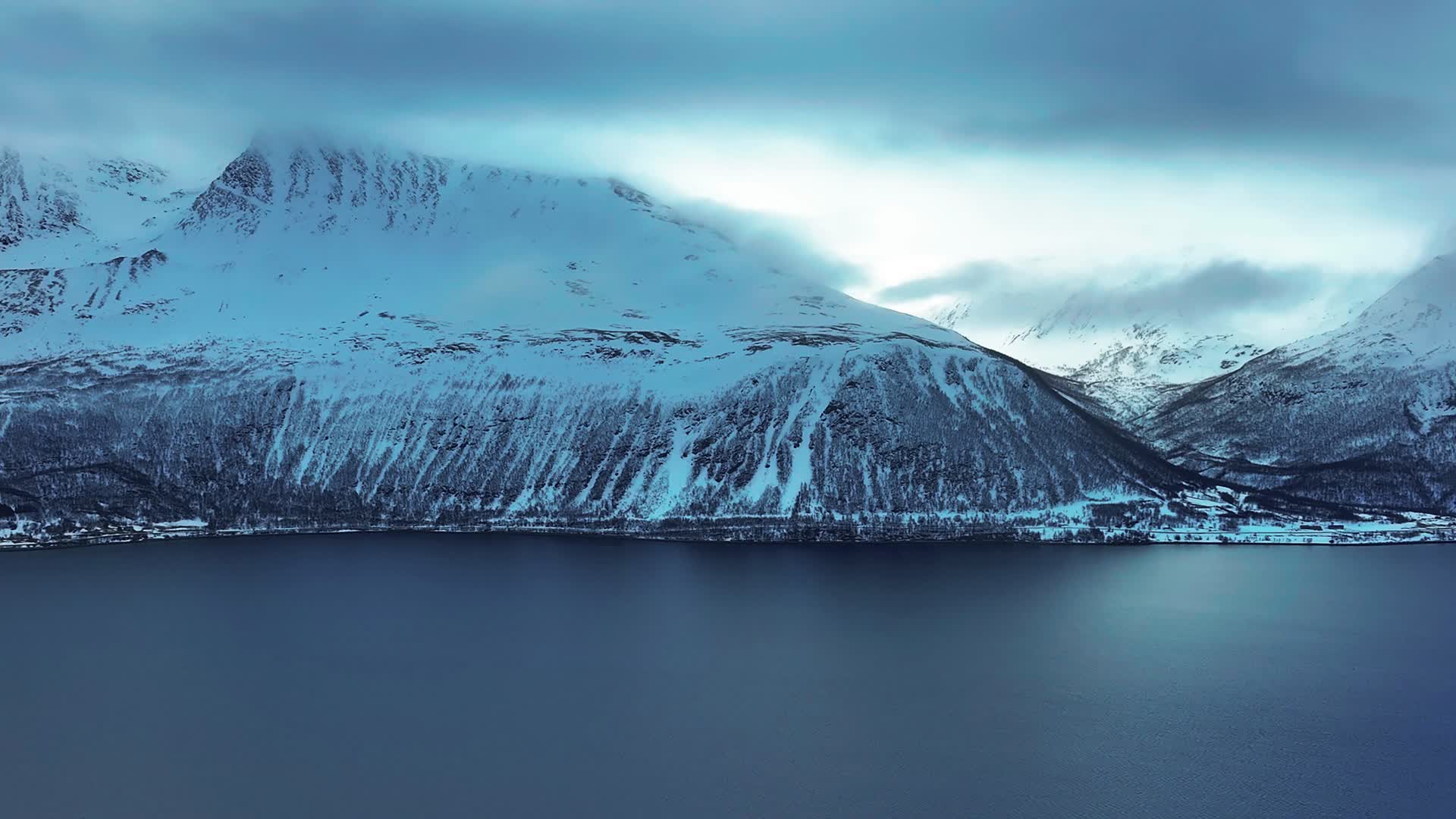 4K航拍北欧挪威特罗姆瑟最美冰湖雪景视频的预览图