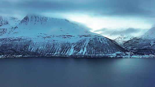 4K航拍北欧挪威特罗姆瑟最美冰湖雪景视频的预览图