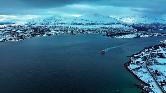 4K航拍挪威特罗姆瑟湖面上行船美景视频的预览图
