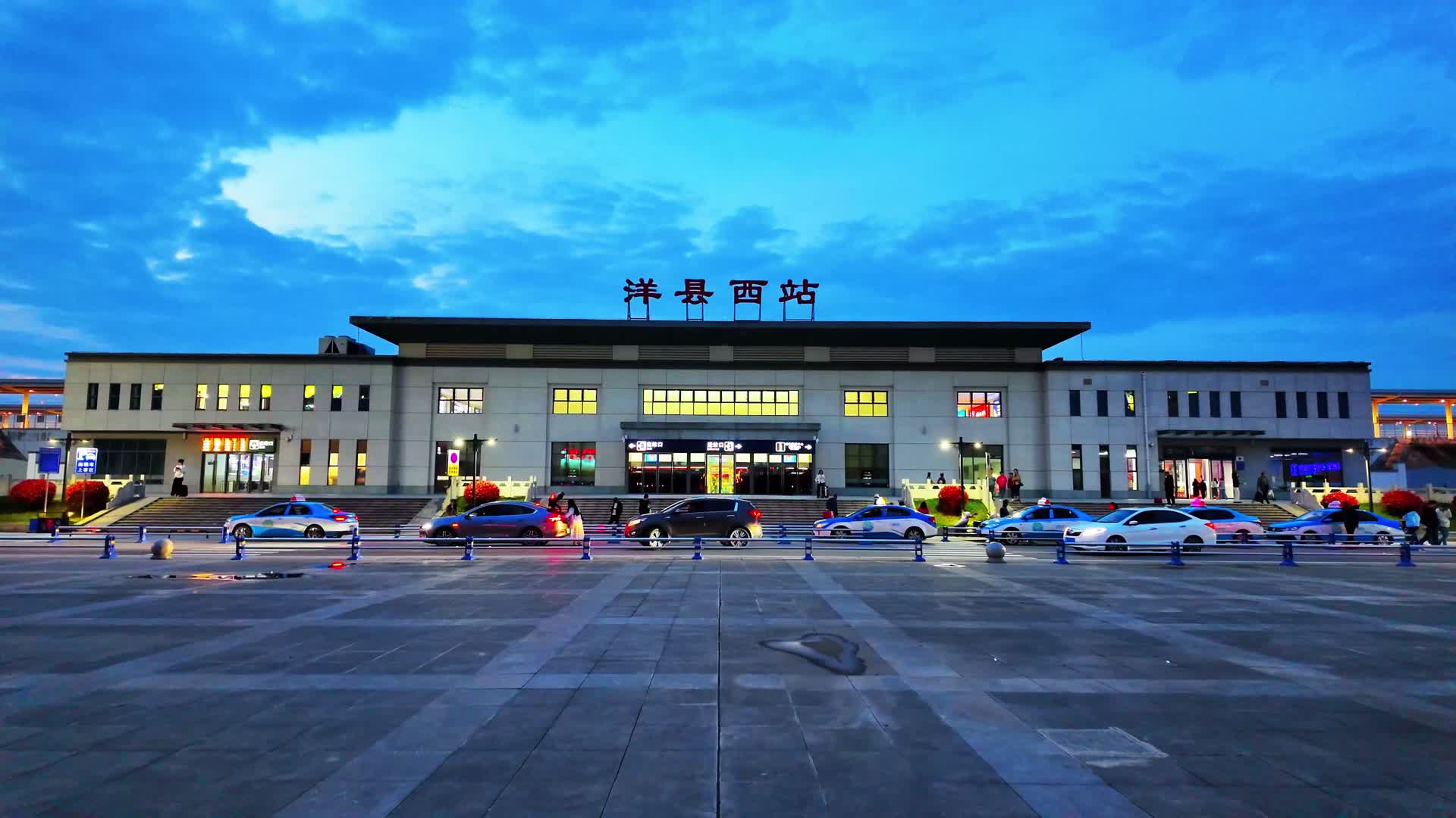 陕西汉中洋县西站夜景高铁站视频的预览图