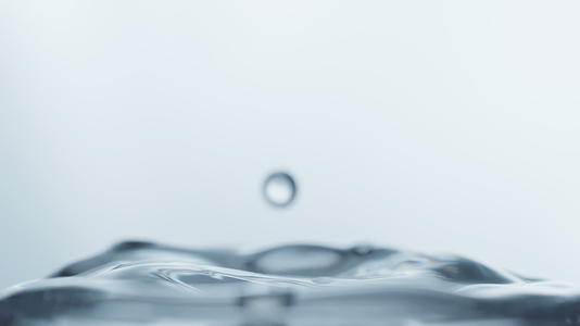透明清澈水滴溅起水花升格慢镜头视频的预览图