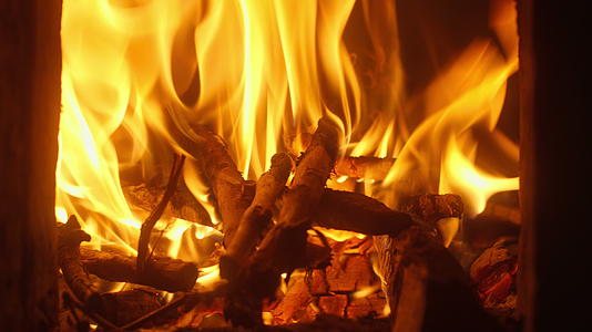 燃烧的柴火焰木炭篝火农村大灶视频的预览图