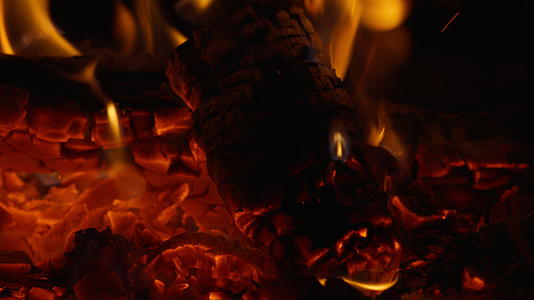 燃烧的柴火焰木炭篝火农村大灶视频的预览图