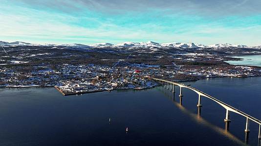 4K延时航拍挪威芬斯内斯小镇自然风光视频的预览图