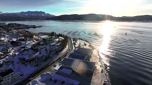 4K航拍挪威芬斯内斯小镇自然雪景视频的预览图