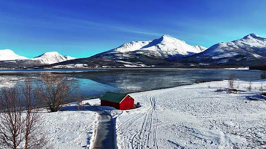 4K航拍北欧挪威芬斯内斯小镇风光雪景视频的预览图