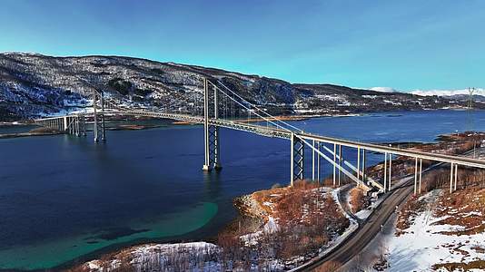 4K航拍北欧挪威斯沃尔维尔雪山美景视频的预览图