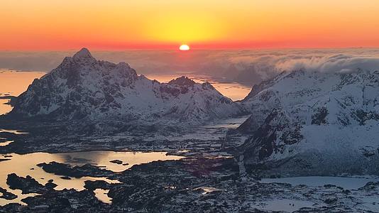 4K航拍北欧挪威斯沃尔维尔雪景日落美景视频的预览图