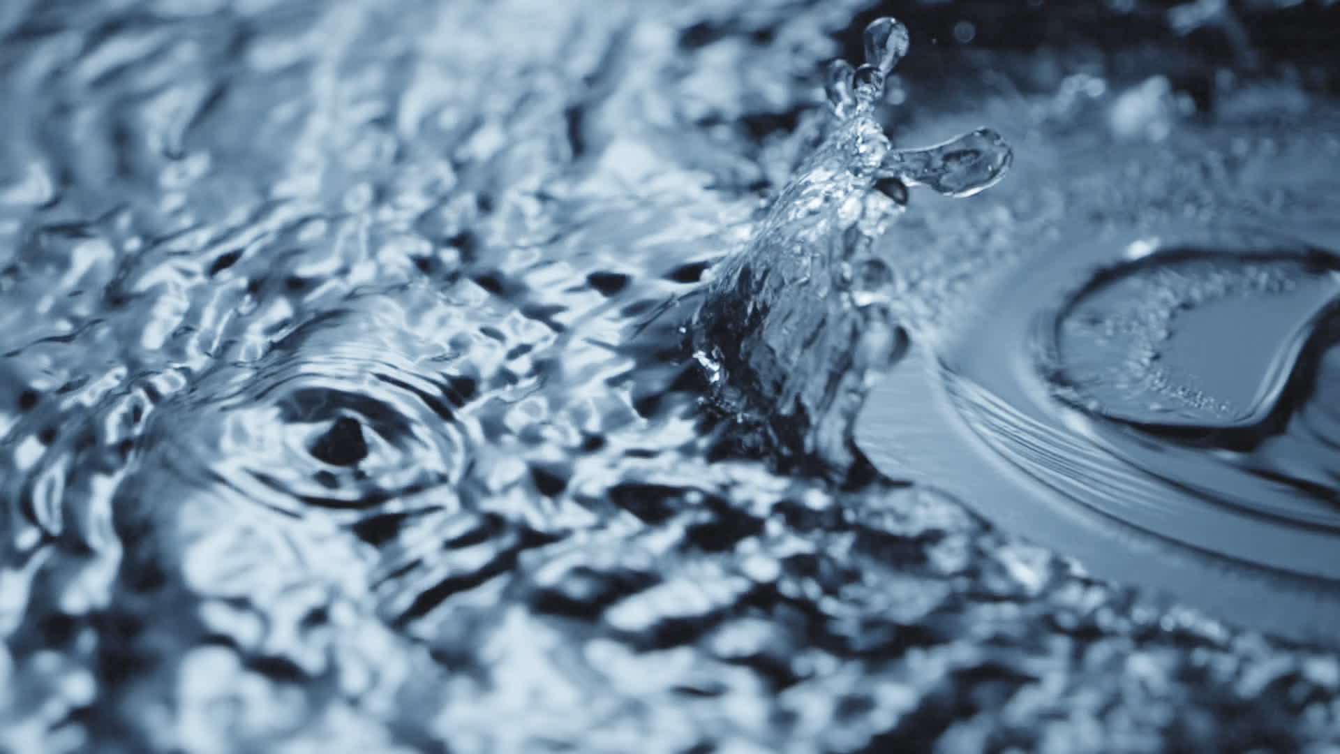 纯净水自来水淡水资源水花波浪升格慢镜头视频的预览图