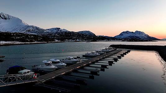 4K航拍挪威塞尼亚岛雪景晚霞自然风光视频的预览图