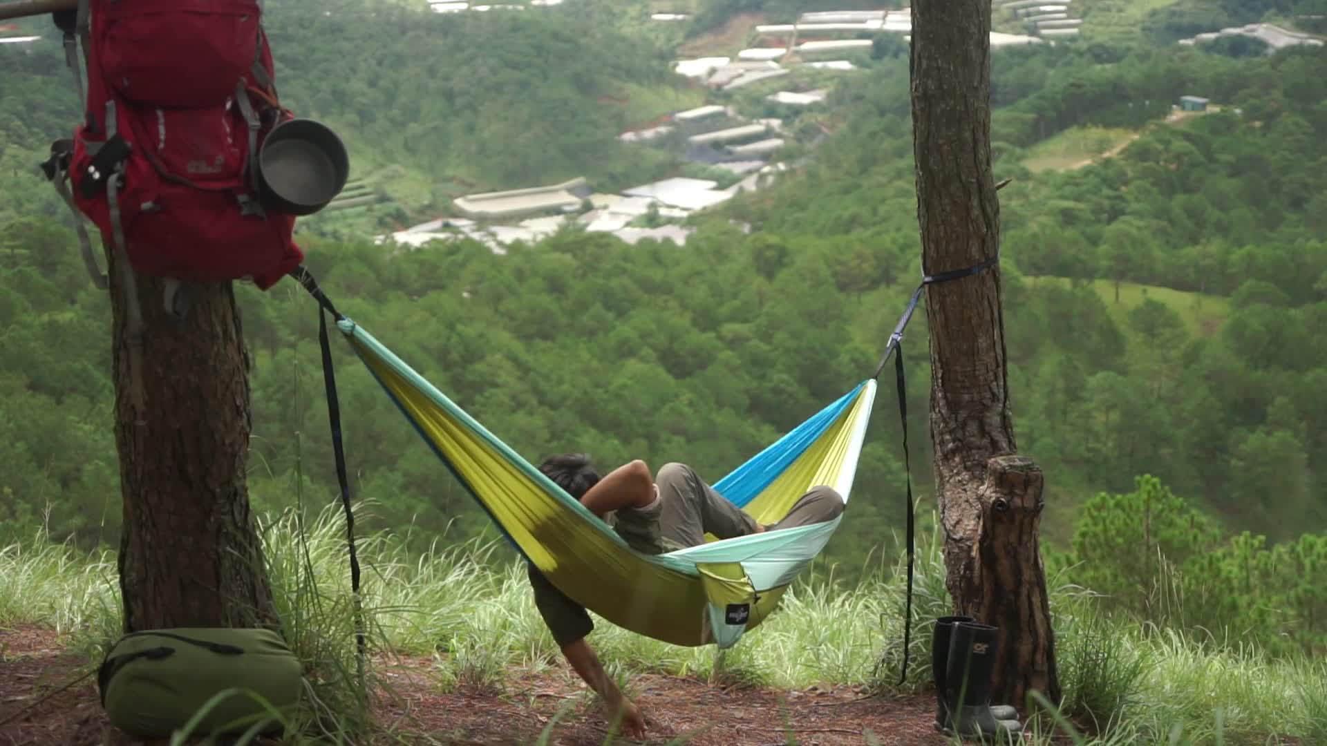高山野外吊床睡眠视频的预览图