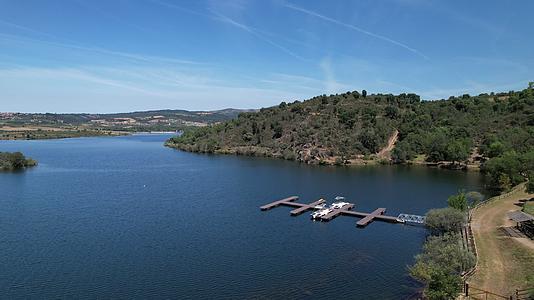 航拍葡萄牙阿兹博湖泊景观视频的预览图