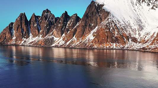 4K航拍北欧挪威塞尼亚岛自然美景视频的预览图