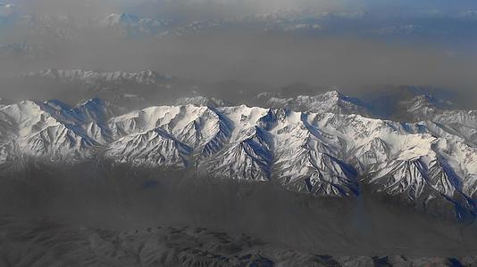 飞机航拍祁连山雪山甘肃青海界山视频的预览图