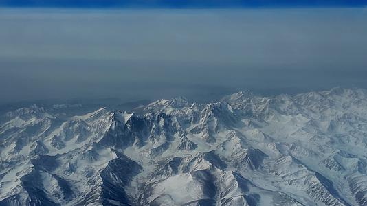 飞机航拍祁连山雪山甘肃青海界山视频的预览图