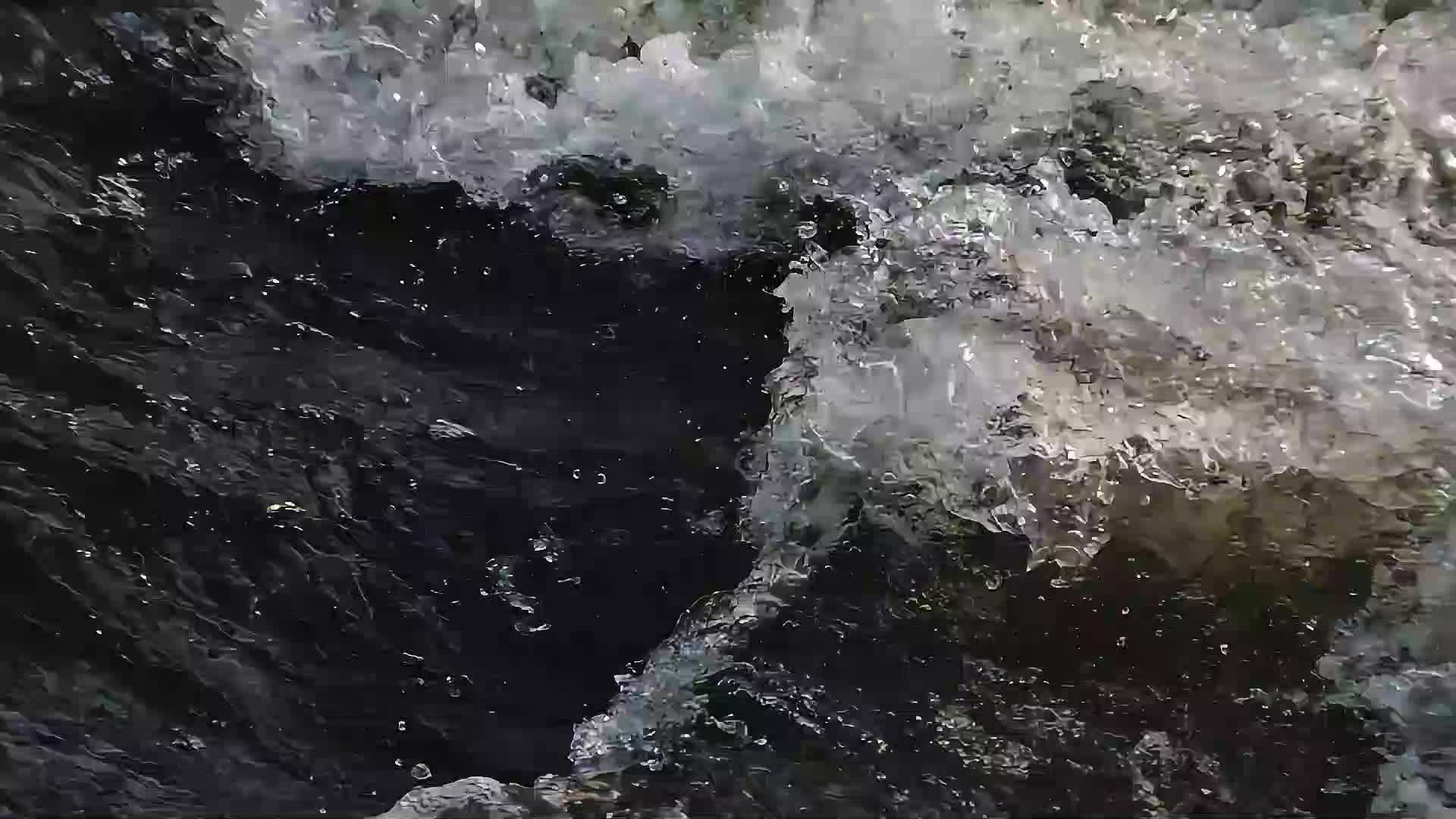 山涧流水溪流视频视频的预览图