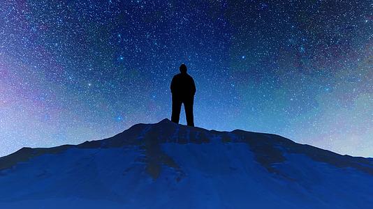晚上站在雪山顶仰望星空思考的人物剪影视频的预览图