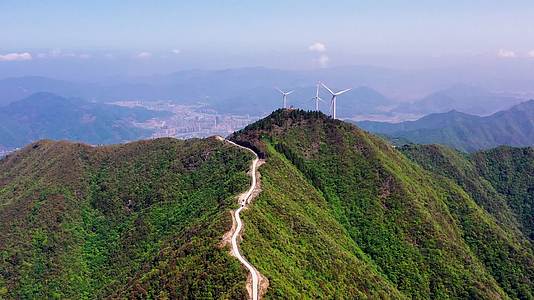 浙江三门皇戏梁自然风光山脊上的公路风车天路视频的预览图