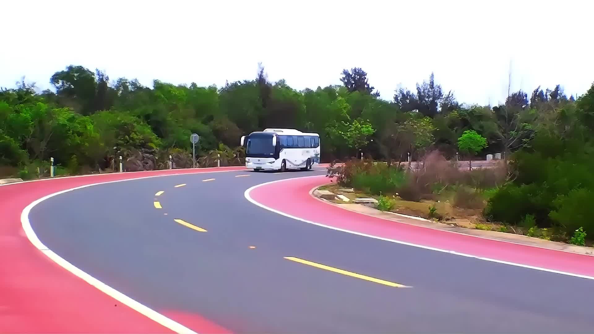 海南环岛公路开通后来往的车辆视频的预览图