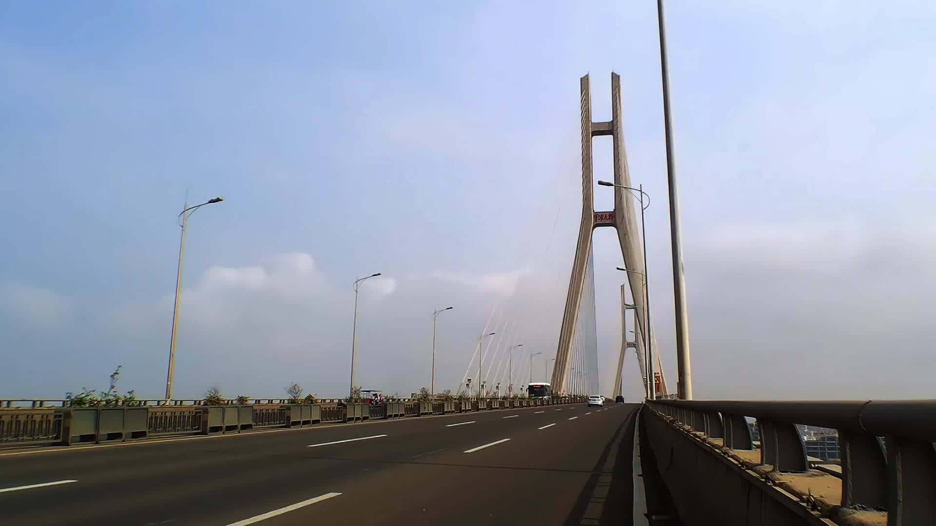 海南洋浦大桥上的车辆视频的预览图