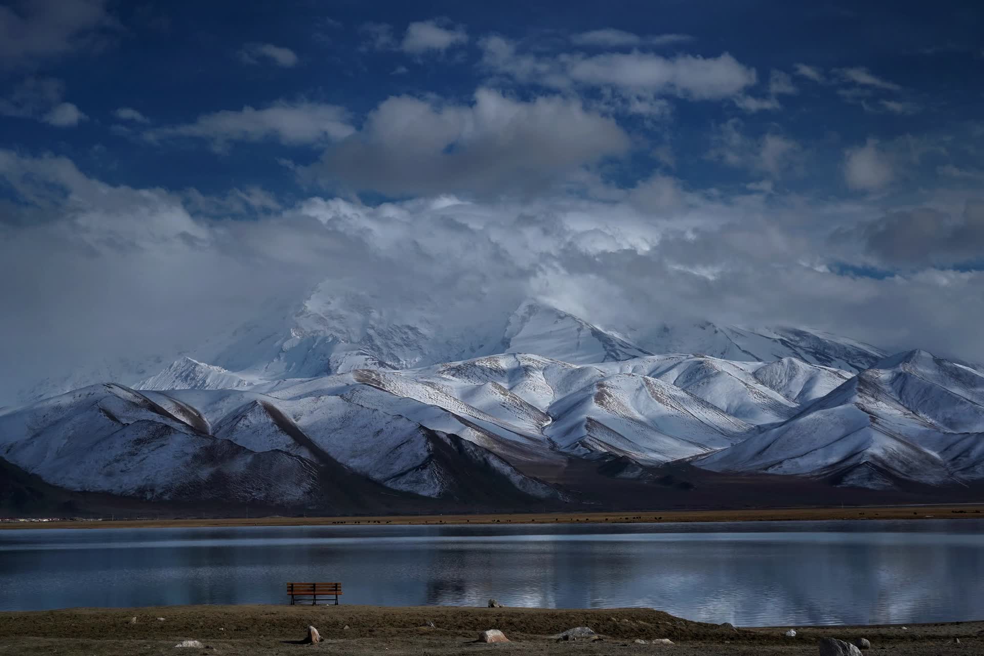 慕士塔格峰雪山喀湖延时视频视频的预览图