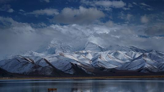 慕士塔格峰雪山喀湖延时视频视频的预览图