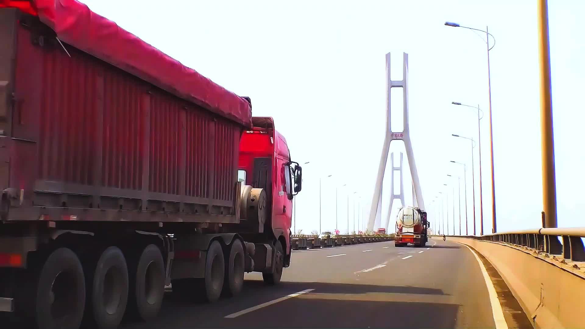 海南洋浦大桥上的车辆视频的预览图