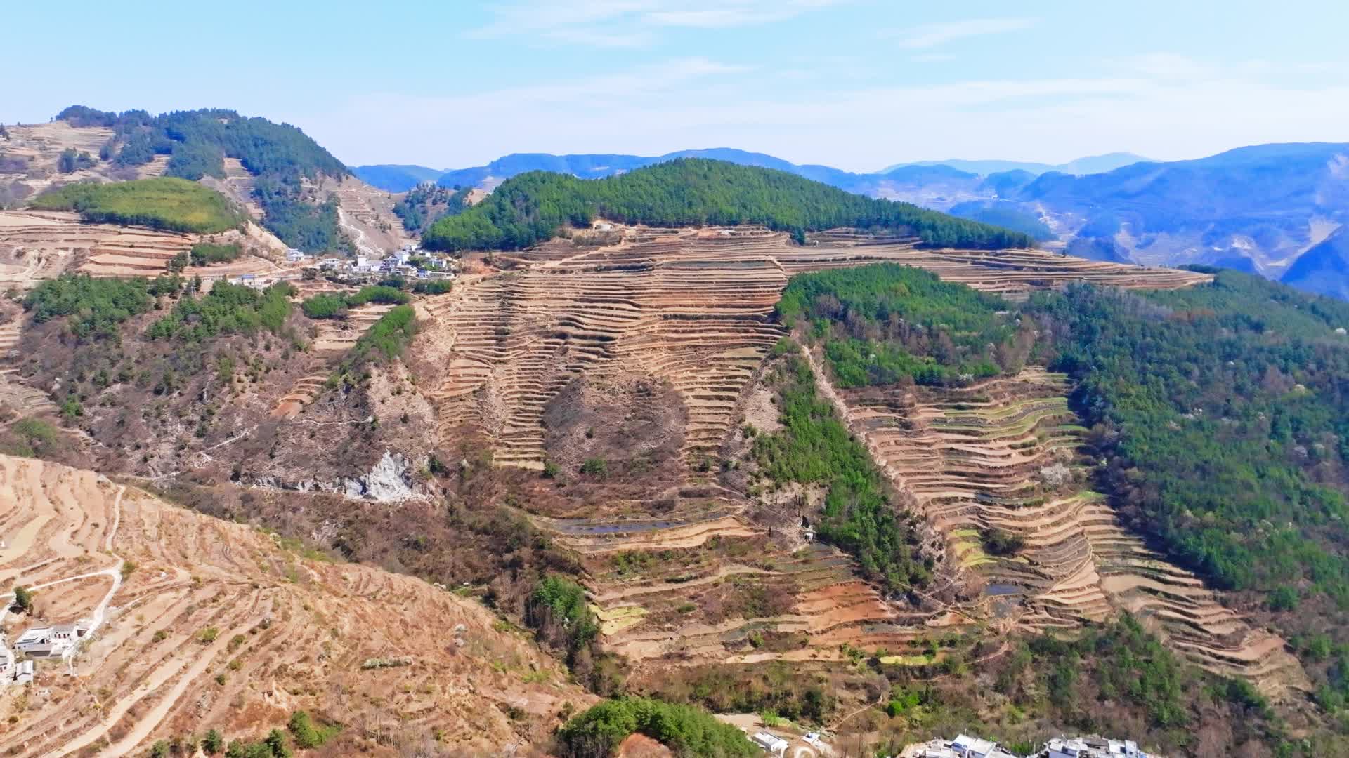 云贵川大山上干旱缺水的村庄干涸的山地航拍视频的预览图