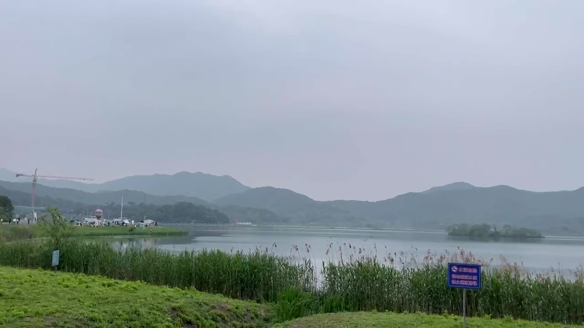 湖泊自然风光视频的预览图