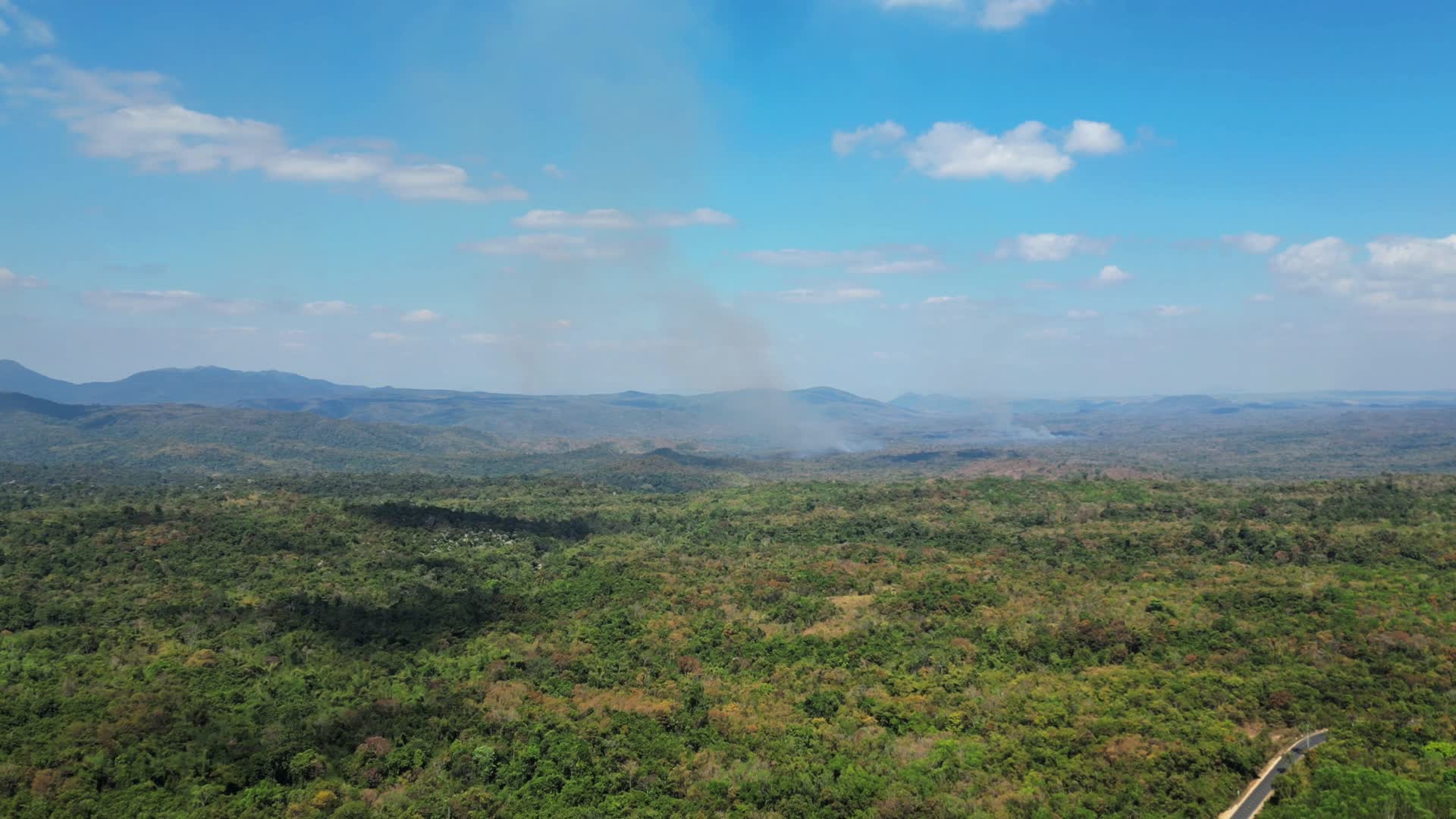 自然保护区原始森林林场航拍蓝天白云森林青山绿水蓝天视频的预览图