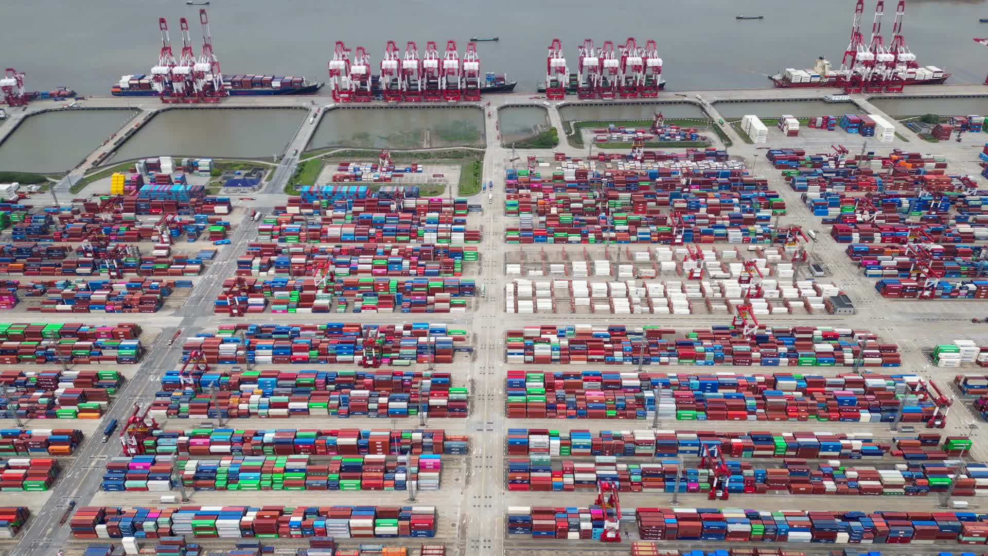 上海集装箱外高桥码头航拍4K60视频的预览图