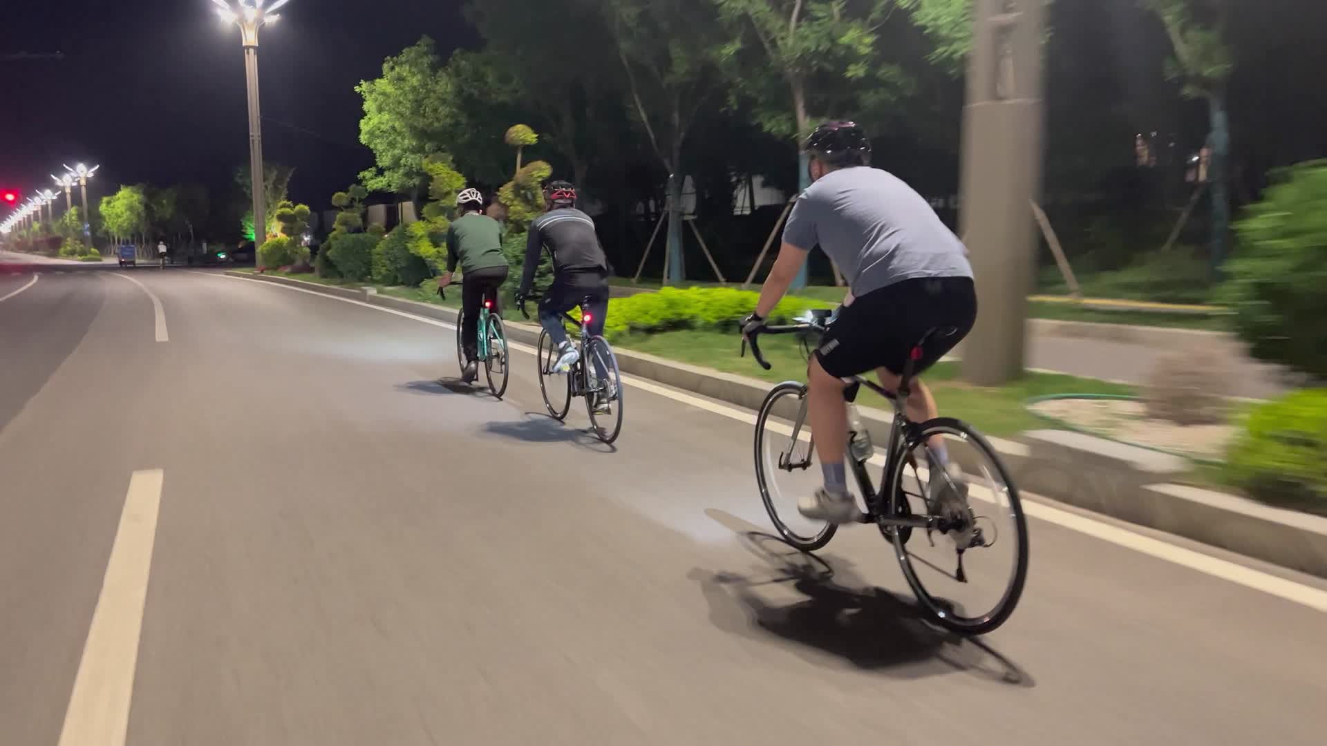 骑行自行车骑车运动户外晚上骑行骑自行车公路城市骑车夜晚骑行户外骑行绿色低碳有氧运动骑行者骑行运动视频的预览图