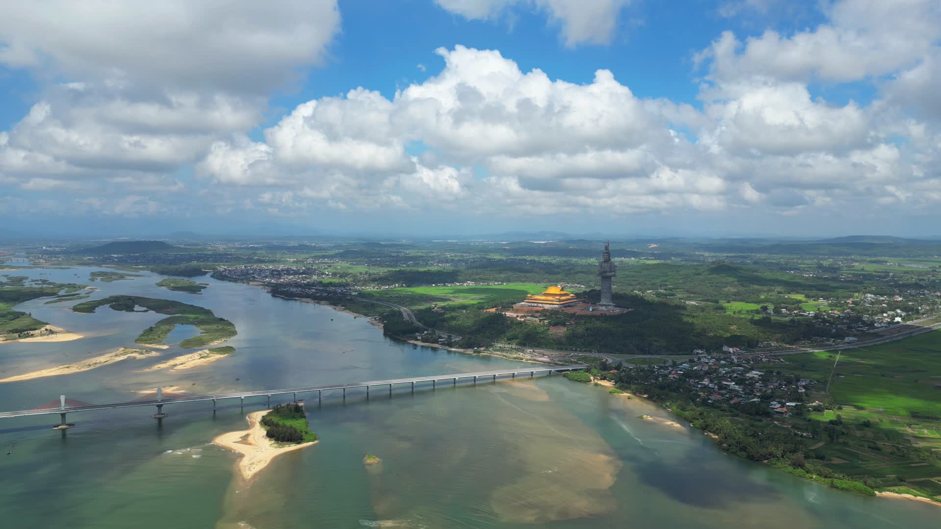 碧海蓝天海岸线航拍越南会安古镇大佛菩萨建筑绝美自然风景视频的预览图
