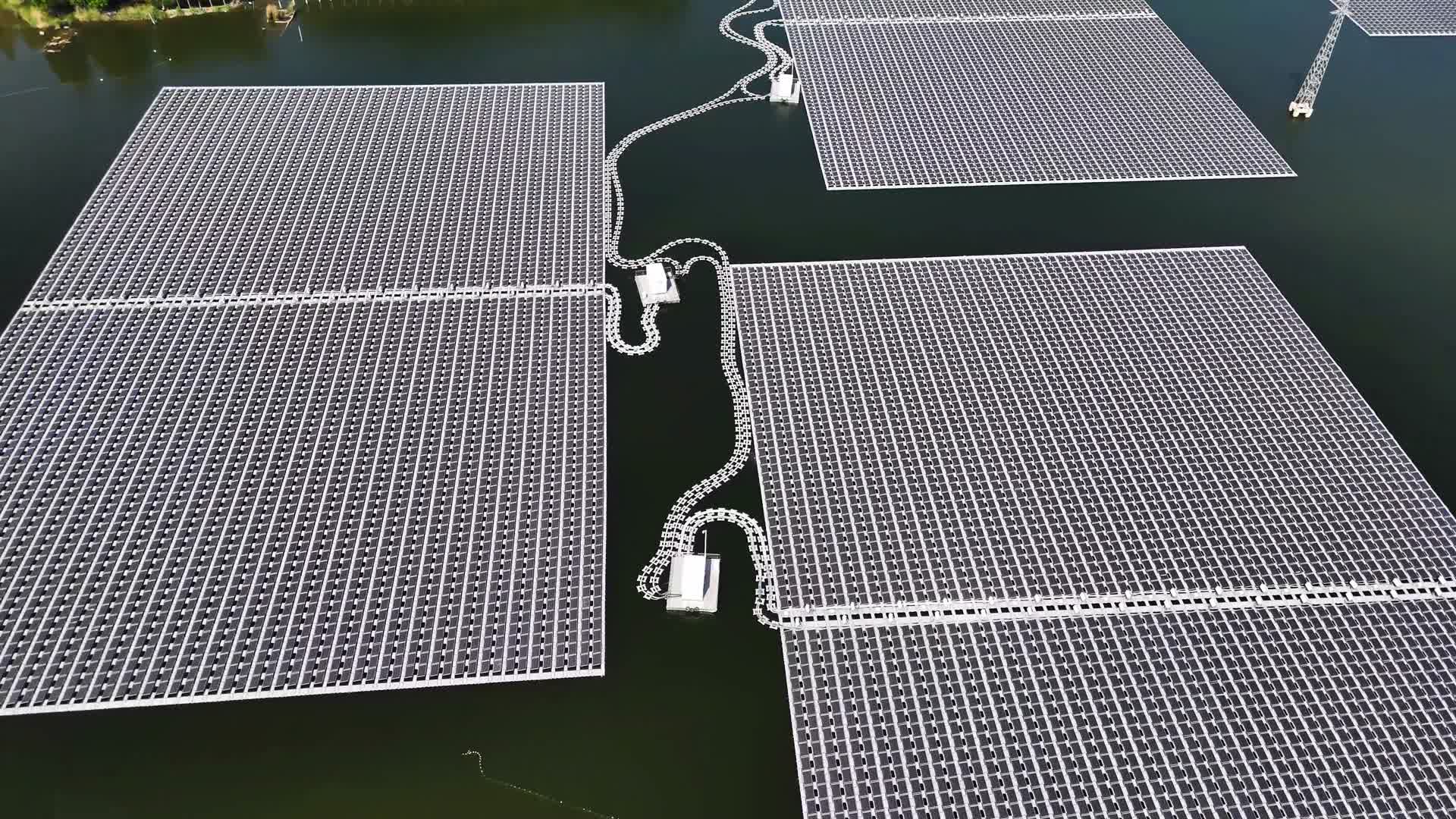 航拍微山湖水上光伏板视频的预览图