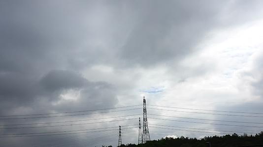 电塔上的云层延时视频的预览图