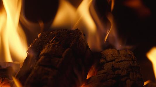 火焰燃烧木炭柴火篝火灾大火熊熊烈火升格视频的预览图