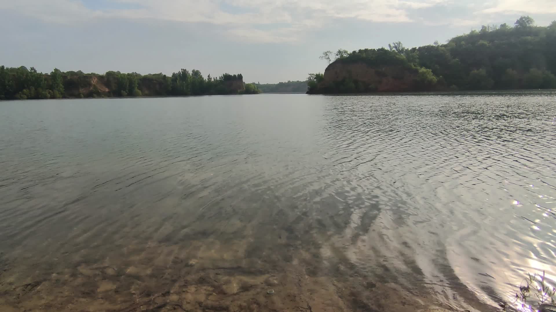 河水湖畔自然景观视频的预览图