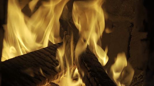 农村乡下柴火炉灶火焰木柴燃烧升格高清4k视频的预览图