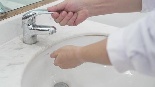 洗手医生吸收无菌洗手水龙头护士洗手视频的预览图