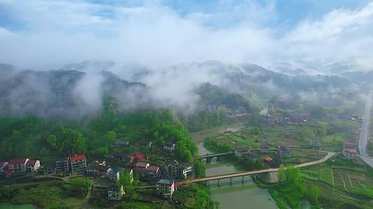 云雾缭绕的湘西农村湖南安化实拍视频的预览图