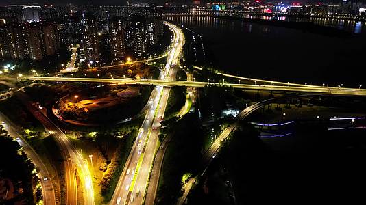 城市全貌和立交桥车流夜景视频的预览图
