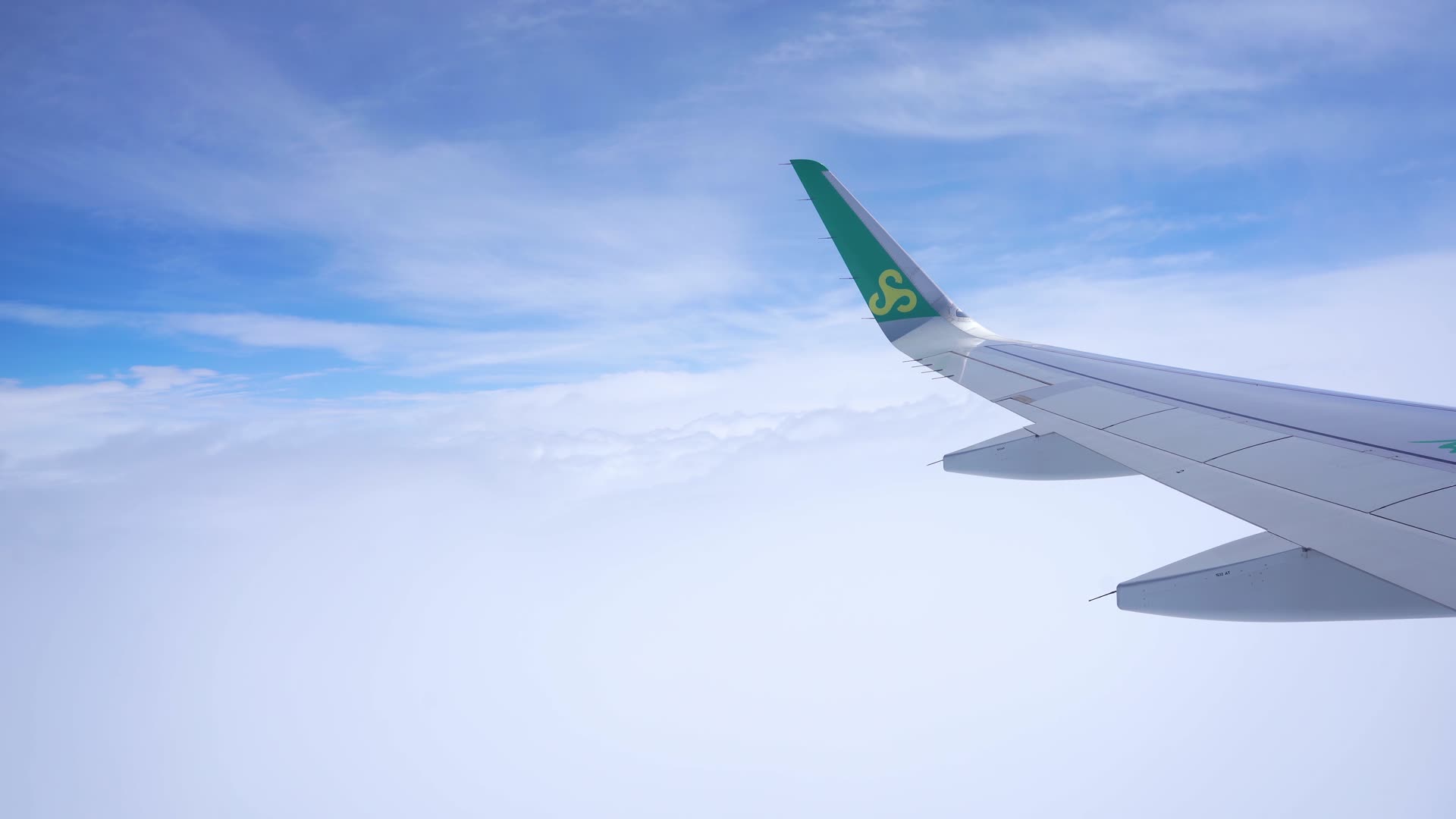 4K飞机窗外风景高空穿越云层视频的预览图