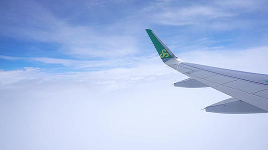 4K飞机窗外风景高空穿越云层视频的预览图