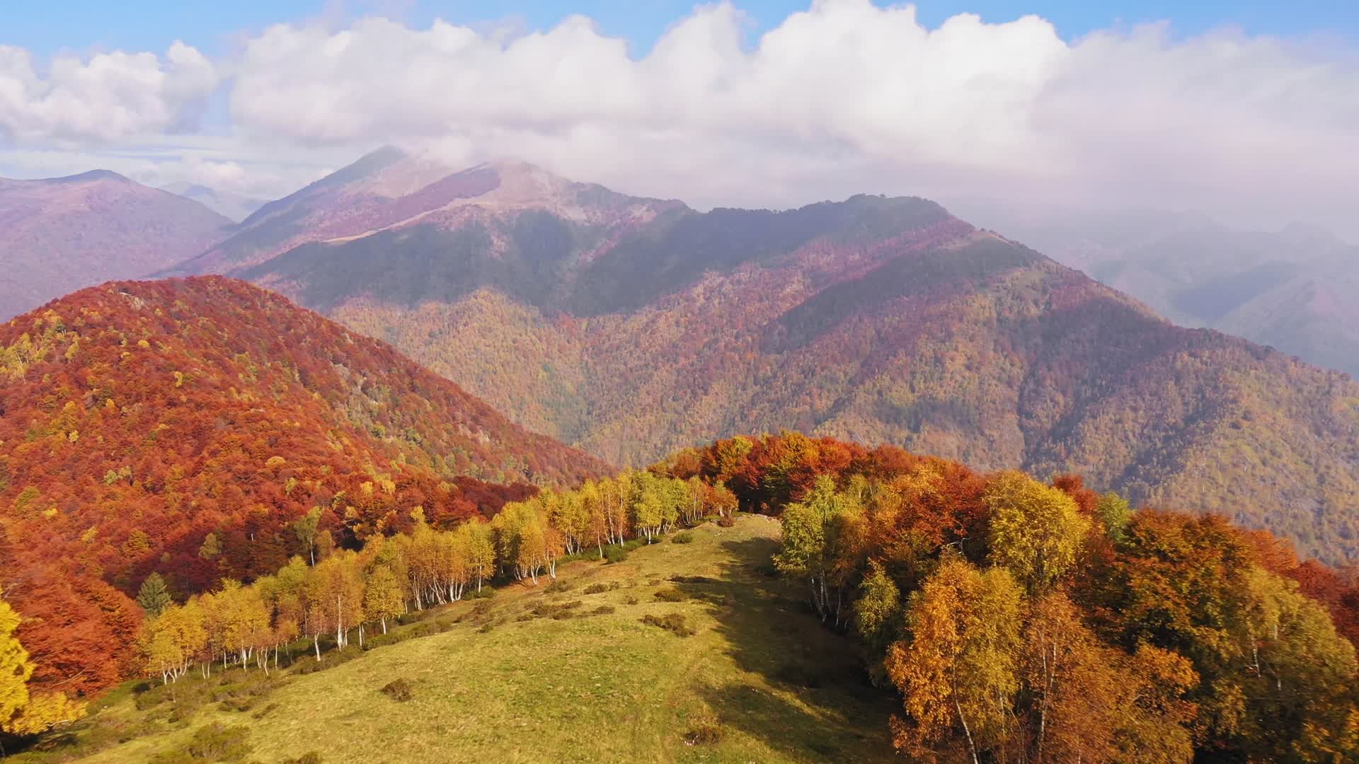 0014k航拍山脉秋天的美景视频的预览图
