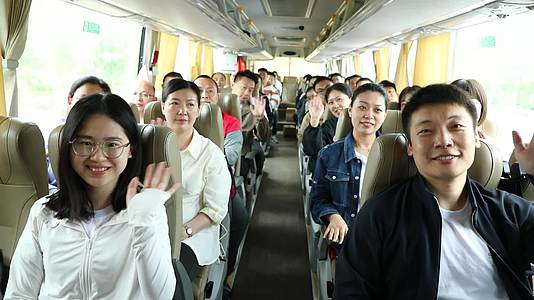 大巴车行驶的大巴车乘客旅客微笑招手挥手视频的预览图
