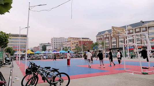 社区广场年轻人锻炼身体打篮球乒乓球视频的预览图