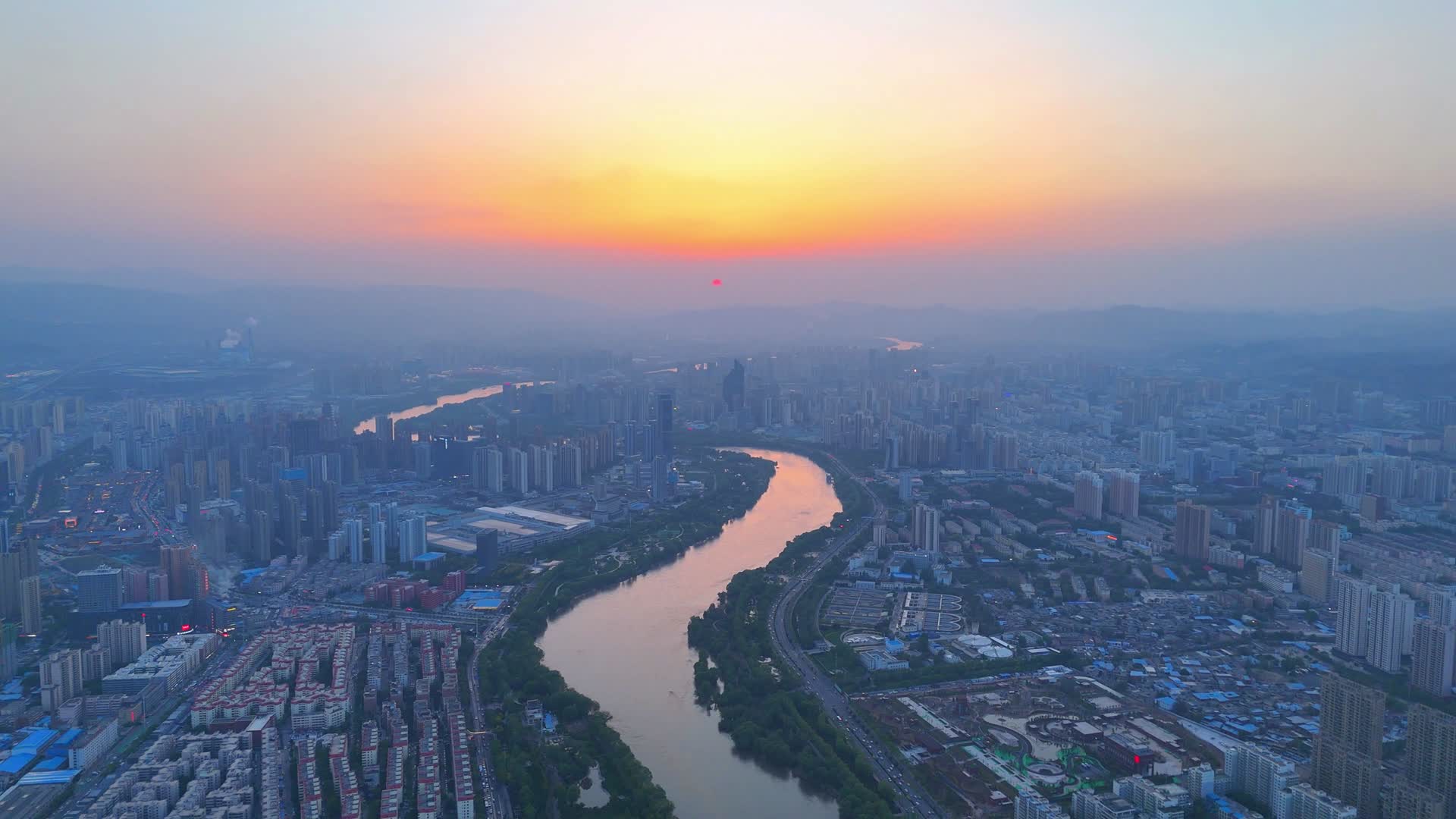 航拍甘肃兰州黄河日落夕阳城市视频的预览图