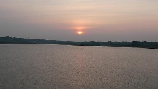 湖面中心航拍看日落视频的预览图